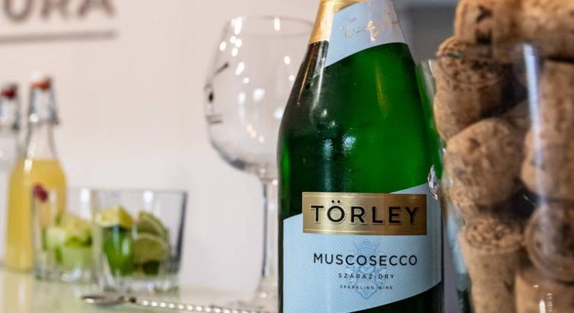 Az idén 140 éves Törley Pezsgőmanufaktúrában jártunk – A pezsgőlimonádé receptjét is megtanultuk