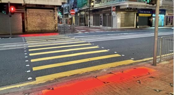 Zseniális megoldás Hongkongból: átpakolják a jelzőlámpákat a járdára is, így rendezik le a gyalosogokat