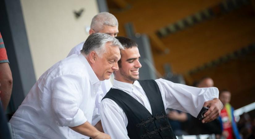 A legtöbb fiatal Orbán Viktorral és Novák Katalinnal szelfizne