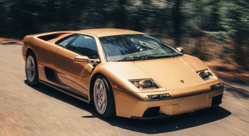 Gyönyörű a naplementében suhanó arany Lamborghini Diablo
