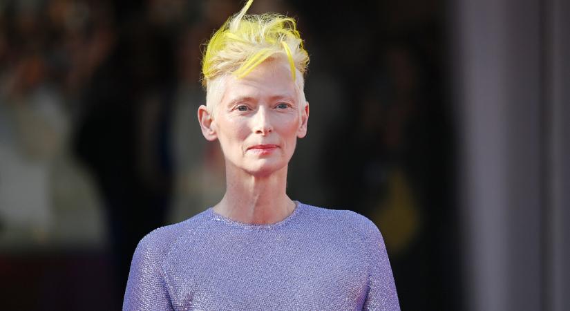 A 61 éves Tilda Swinton kanárisárga frizurával jelent meg Velencében: egyedi stílusával kitűnt a tömegből