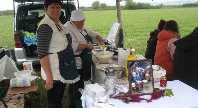 Jótékonysági főzés Székelyföldön – a vásárhelyi Bihacsyék adományokat is vittek