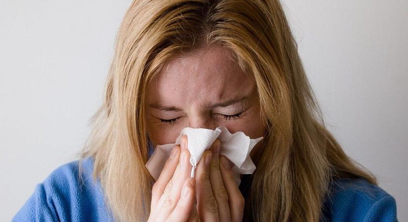 Allergológus: Október végéig nem lélegezhetnek fel a parlagfű-allergiások