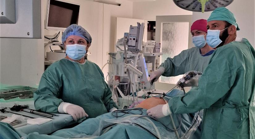 A komáromi kórházban már 20 éve végeznek laparoszkópos sérvműtéteket. Előnye a rövid várakozási idő és a gyors felépülés
