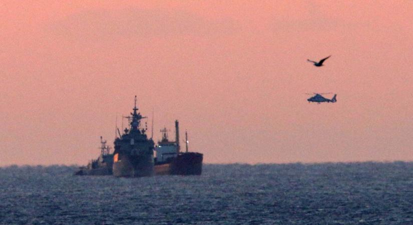 A görög parti őrség figyelmeztető lövéseket adott le egy gyanúsan viselkedő hajóra az Égei-tengeren