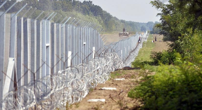 Rengeteg migráns mászta át a kerítést a hétvégén