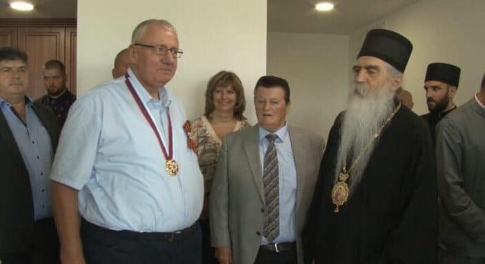 A bácskai szerb püspök kitüntette Šešeljt