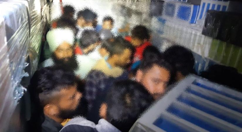 Rétságon fogták el a 27 migránst szállító embercsempészt (fotók)