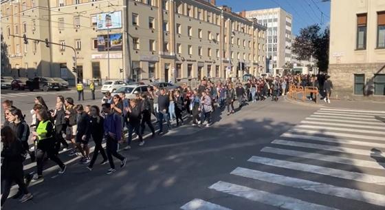 Több száz diák, tanár és szülő tüntetett Miskolcon, petíciót adtak át a tankerület vezetőjének