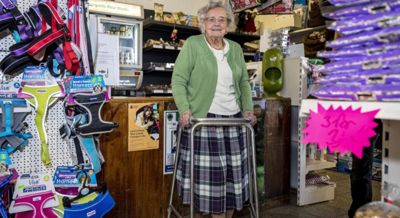 Hét ükunokája van, de még heti három műszakban dolgozik egy kisboltban a 96 éves néni