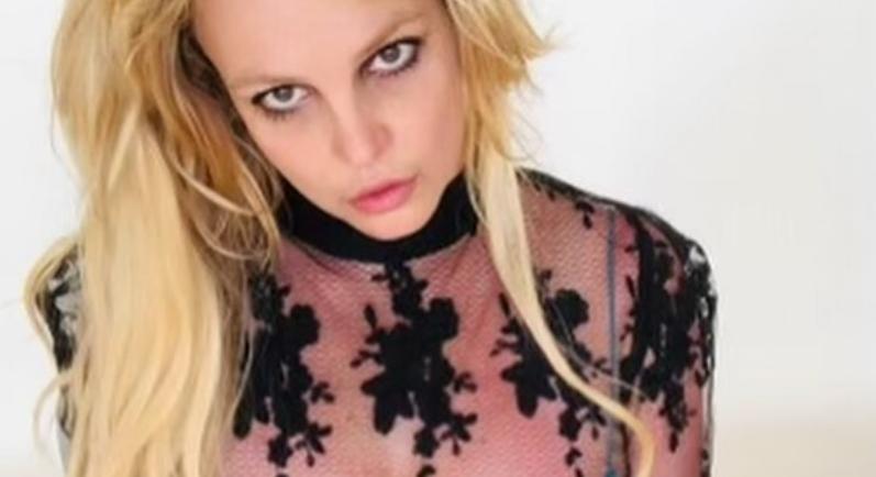 Britney Spears teljesen meztelen fotót villantott