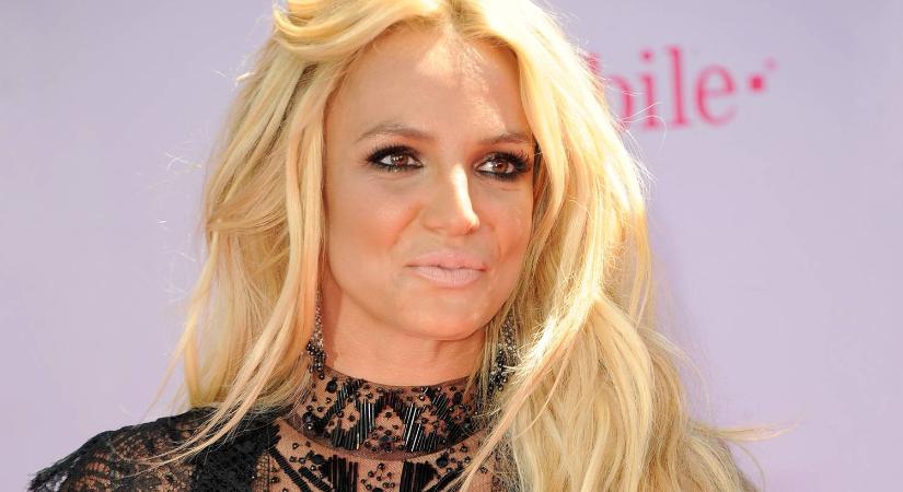 Britney Spears anyaszült meztelenül pucsított kamerába
