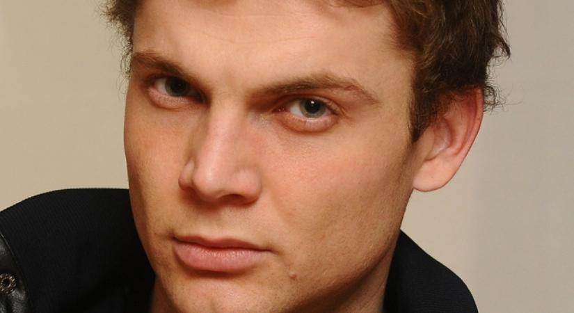 Előadás közben, tragikus hirtelenséggel hunyt el a 29 éves magyar színész: ez okozta a fiatal tehetség halálát