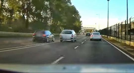 Dupla záróvonalas előzés után még a büntetőfékezés is belefért egy autósnak – videó