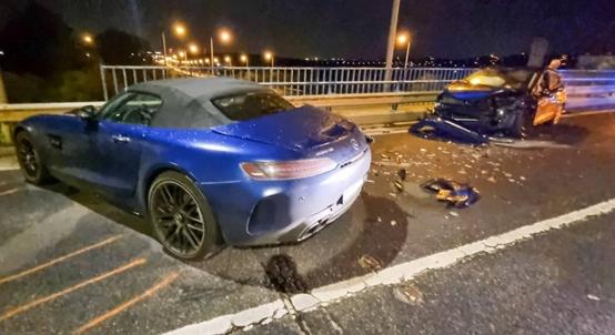 Ittas vezetés miatt volt eltiltva az a tini, aki összetörte újonnan 70 milliós AMG GT sportkocsiját az Egér úton