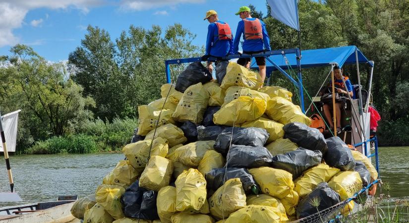 Több mint nyolc tonna hulladékot gyűjtöttek össze a Bodrogról