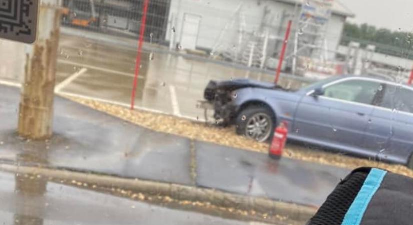 Villanyoszlopnak ütközött egy autó Nyíregyházán