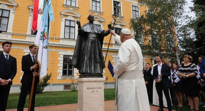 Életnagyságú Mindszenty-szobrot avattak a premontrei gimnázium udvarán - fotók