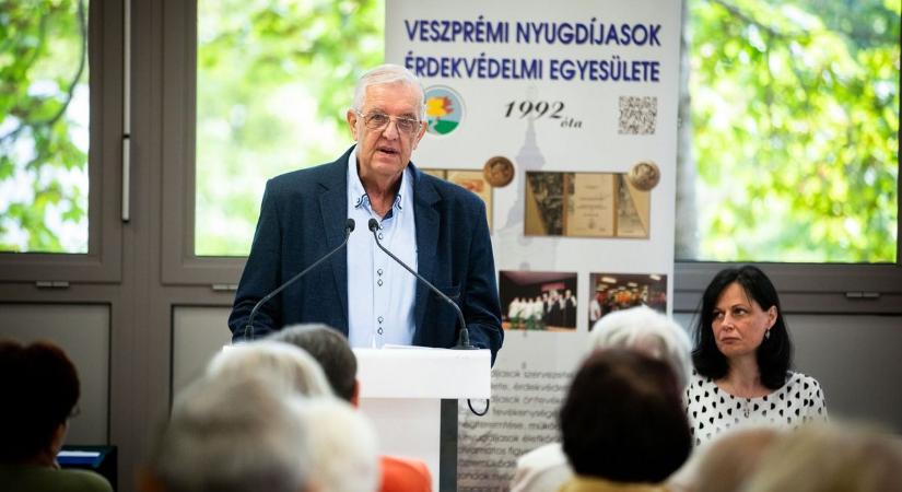 Három évtizedet ünnepeltek a veszprémi nyugdíjasok