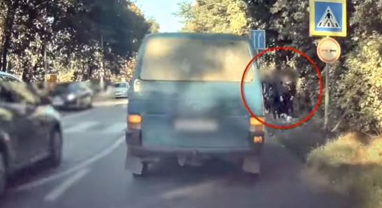 Csak a szerencsén múlt, hogy nem csapta el a zebrán átkelő iskoláscsoportot a szabálytalan autós – videó