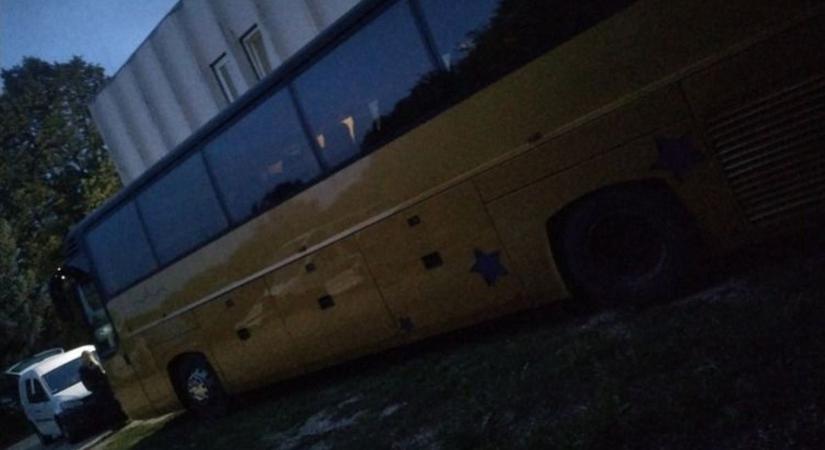 60 migránssal tömte meg a buszt a Tatabányánál lebukó csempész, letartóztatták