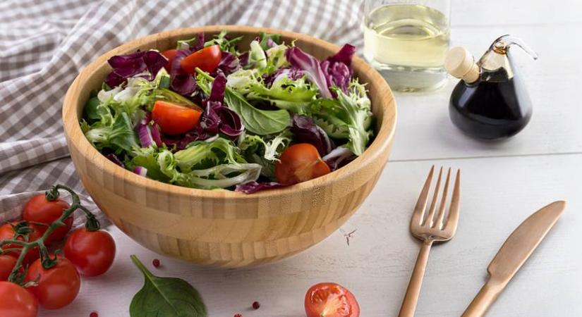 Csökkentik a gyulladást, segítenek a vércukorszint stabilizálásában: 8 finom salátaöntet, ami egészséges is