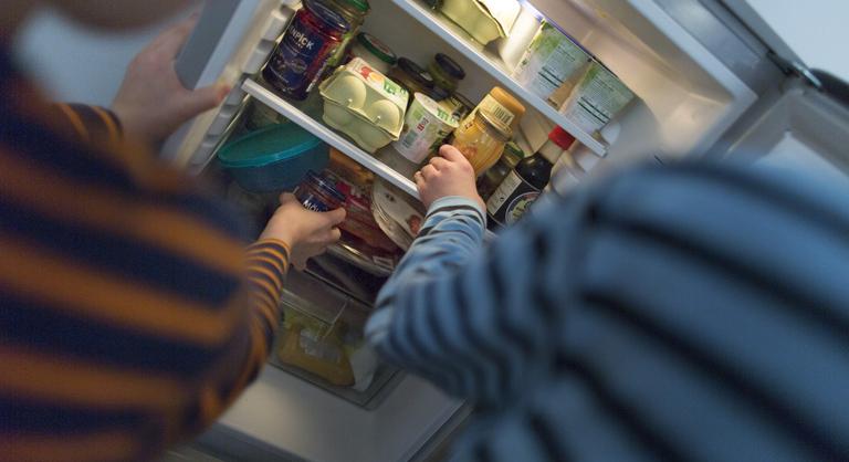 Jó hír az éjszakai hűtőnyitogatóknak, nem hatásos diéta, ha este nem eszünk