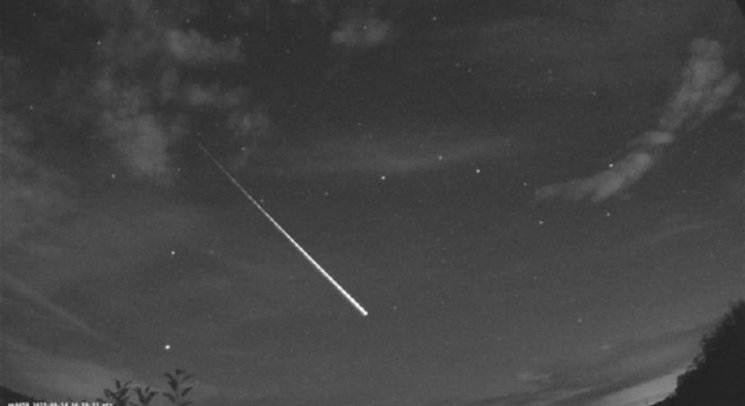 „Szívrohamot kaptam” - hatalmas tüzes meteor száguldott az égen – Videó