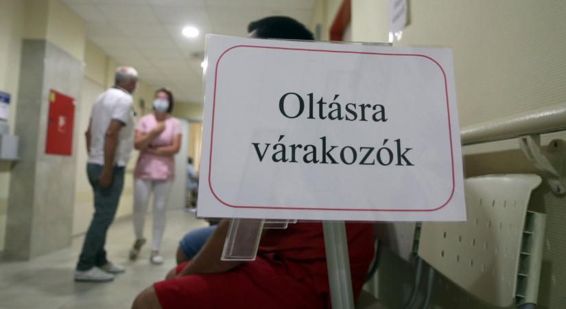 Itt a bejelentés: ekkortól kaphat a magyar lakosság omikron elleni vakcinát