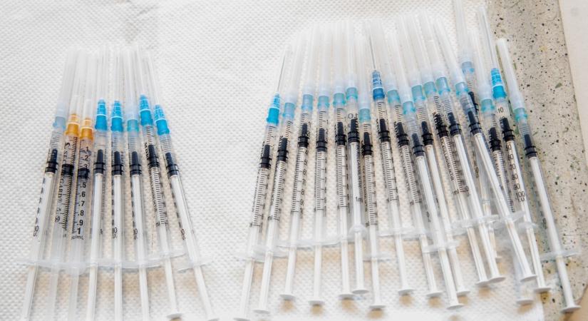Kezdődik az oltás az új típusú Pfizer-vakcinával