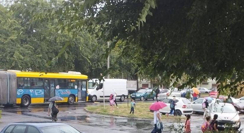 Busz és autó ütközött a délutáni csúcsforgalomban Pécsett