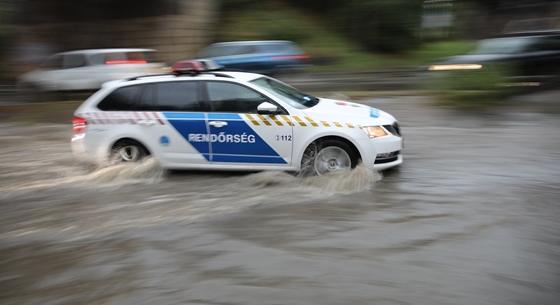 Így kapta el az eső a budapesti autósokat: csokornyi kép az özönvízen átsuhanó kocsikról