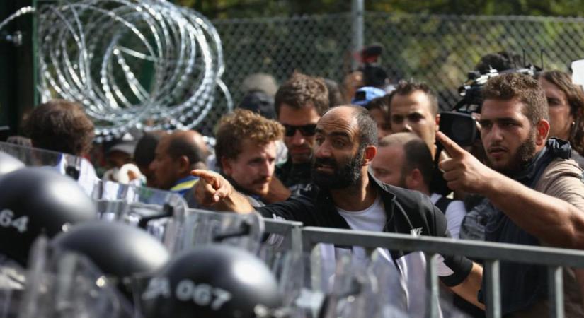 Így támadtak a magyar rendőrökre a migránsok Röszkén