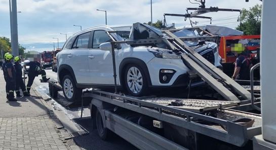 Filmszerű baleset a Soroksári úton: tréleren lévő új autókat tört össze egy furgon, ami felugratott rá