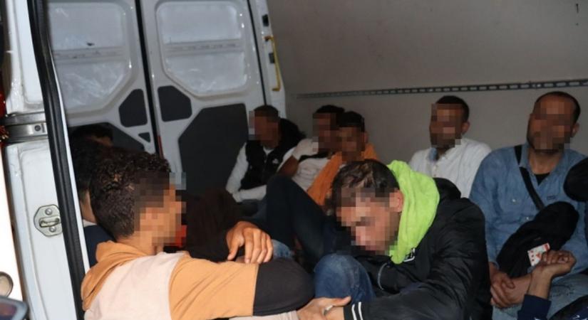 Embercsempészt fogtak a rendőrök a 86-os főúton, 15 migránst szállított a határ felé - fotó