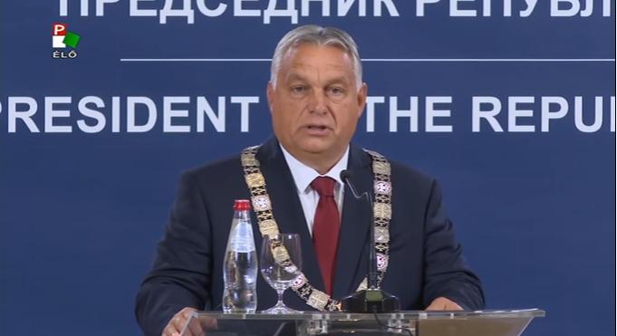 Orbán Viktor átvette a szerb elnöktől az érdemrendet, majd migránsozni kezdett és az EU-szankciókat kárhoztatta