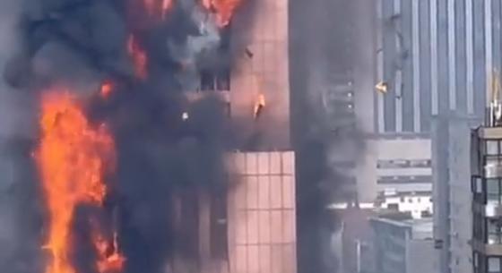 Kigyulladt a China Telecom hatalmas épülete – videó
