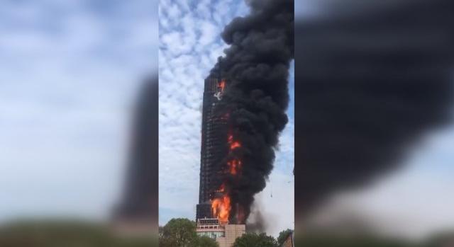 Kigyulladt egy felhőkarcoló Kínában, videón az épületet felemésztő lángok