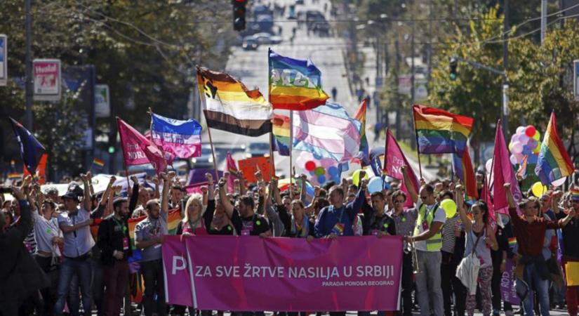 A tiltás ellenére is sétálnak szombaton az LMBTQ közösség tagjai Belgrádban