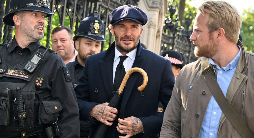 Az új-zélandi miniszterelnök is lerótta kegyeletét II. Erzsébet ravatala előtt, David Beckham is beállt a sorba