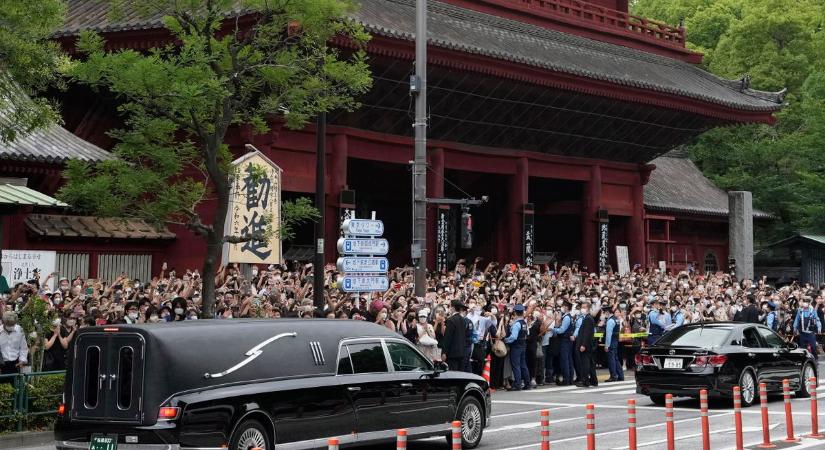 Abe Sindzó állami temetése miatt vitáznak