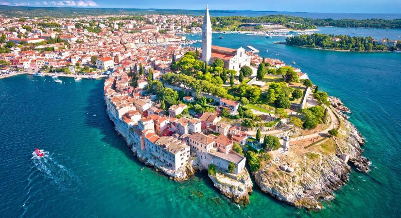 Özönlöttek a horvát tengerhez a magyar turisták nyáron