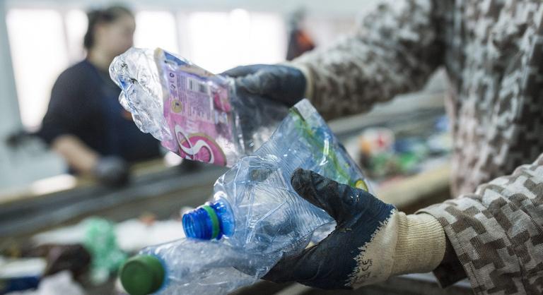 Ígéretet tett a kormány: 2024-ben érkezhetnek a visszaváltható PET-palackok