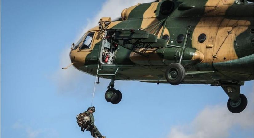 Halálba lökte a katonai helikopter a siklóernyőst Szőlősnél: elkezdődött a pilóta pere