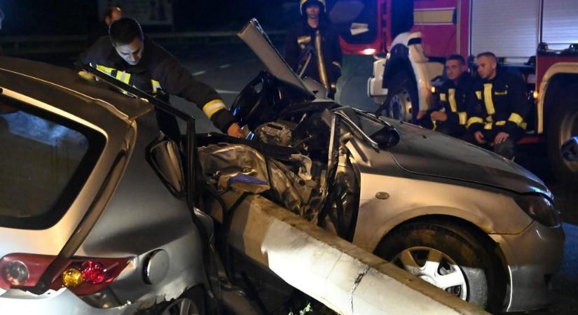 Drogot találtak a rendőrök a XI. kerületben oszlopnak csapódott autóban