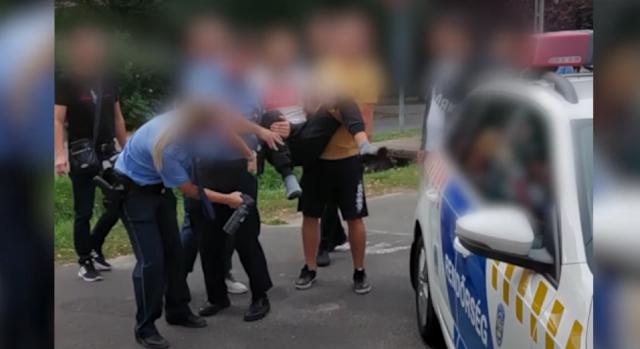A lába sem érte a földet – videón, ahogy három rendőr rakja be a körözött férfit a rendőrautóba