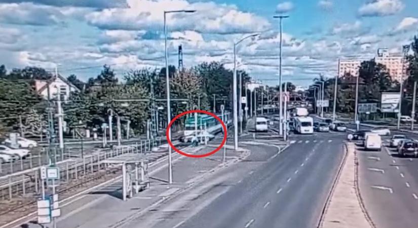 Vérfagyasztó videón látható, ahogy centikre kerül el egy gyalogost a HÉV-vel ütköző Mercedes