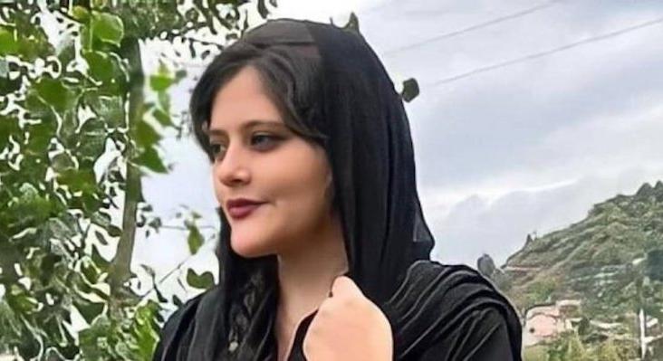 Az erkölcsrendészek agyonvertek egy 22 éves iráni nőt, mert nem jól hordta a kendőt, a rendőrség ma a temetésére gyülekezők közé lőtt