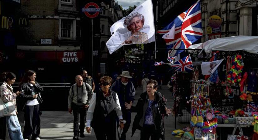 Britek ezrei virrasztanak London utcáin