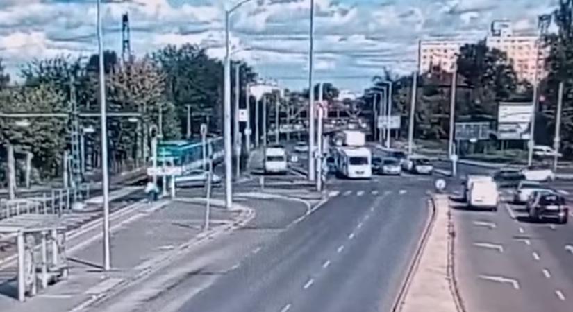 Ijesztő videót közölt a rendőrség a hétfői Kerepesi úti HÉV–autó-balesetről